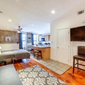Cozy Lowell Studio ~ 19 Mi to Grand Rapids!, hotel em Lowell