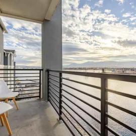 Stunning Water View 1BR · Spring & Rooftop Patio โรงแรมในสปาร์คส์