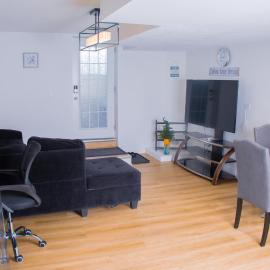 Viesnīca Cozy Haven 2 bedroom Basement apartment with Treated water pilsētā Landona