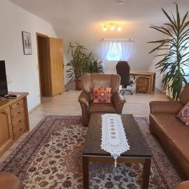Gemütliche 120 qm Ferienwohnung mit Balkon, Hotel in Adelsdorf