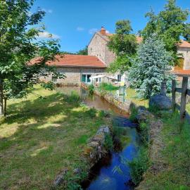 Maison de charme restaurée au bord d'un ruisseau avec terrasse, proche activités de plein air et confort moderne - FR-1-582-225, hotel in Chaylot