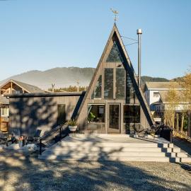 Shadow Peak A-frame by Oregon Coast Modern, hotel in Manzanita