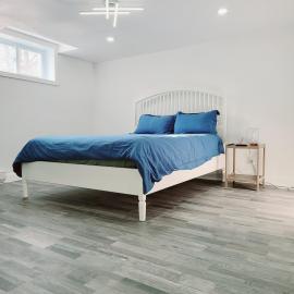 10 minutes to Montreal entire place 2 bedrooms private entrance, hotel u gradu Laprairie