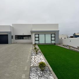 Sea Gem self-catering 5 bedrooms, hotel en Swakopmund