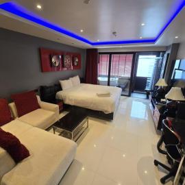 Absolute Bangla Jacuzzi Suites Condo، فندق في شاطيء باتونغ