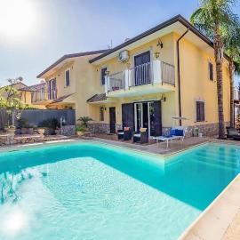 Amazing Home In Trappitello、トラッピテッロのホテル