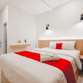 Pekalongan में, होटल RedDoorz at Grand Mirza Near Pasar Grosir Batik Setono Pekalongan