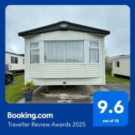 Delightful 2 bedroom Caravan, Pencnwc, New Quay, hotel in Cross Inn