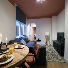 Central Apartment Above Lively Bar in Busy Street 2
