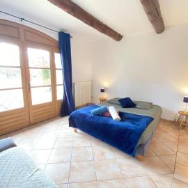 30m2 suite in 18th-century Provencal farmhouse