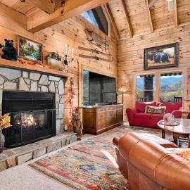 BearHavencabinfun 3 story Log Cabin Mountain View,Hot Tub, sleeps 10, hotel a Maggie Valley