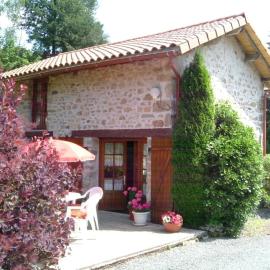 Pretty cottage with exclusive use of private pool in 5 acres of grounds