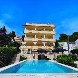 Villa Penava, private beach, pool and 7min to Trogir, ξενοδοχείο στο Τρογκίρ