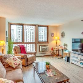 Updated Apt in Dtwn Minneapolis w/ Pool Access!
