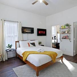 Cozy Upstairs Studio Near Downtown and the River