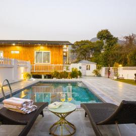 Alaya Stays Baramasa 3 BHK Hill Retreat with Pool & Garden, hotel v mestu Rājpur