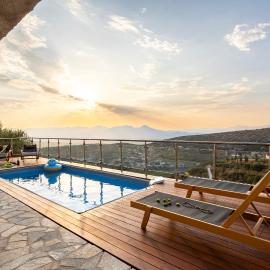 Martinia Pool Getaways - Majestic Panoramic Views – hotel w mieście Áno Ámfia