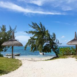 Tropical beachfront apartment, hotel a Belle Mare