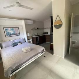 Lotus Shack - charming and private, hotel in Russell Island