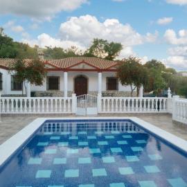 Charming chalet in Prado del Rey with private pool, מלון בפראדו דל ריי