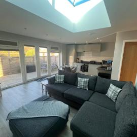 Modern apartment near the beach free parking