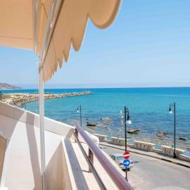 Terrazza finemente ristrutturata di fronte al mare