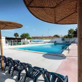 Bungalow charmant à Meschers-sur-Gironde avec piscine partagée, hotel in Meschers-sur-Gironde