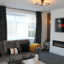 2 Bed Contractor House in St Helens - Free Parking - Wifi, hotel in Saint Helens