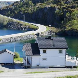 Seafront Holiday Home close to Reine, Lofoten, hotel di Sund