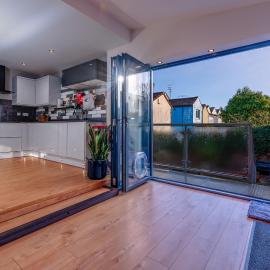 Bright Garden Flat, Private Sauna, Parking