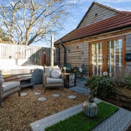 Countryside Barn with Hot Tub in New Forest, hotel in Hordle