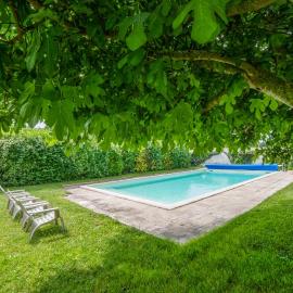 Maison de campagne sud Touraine avec piscine 8px, Hotel in Crouzilles