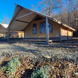 Il Lago dei Cigni - Glamping & Restaurant, hotel v destinácii Corsalone
