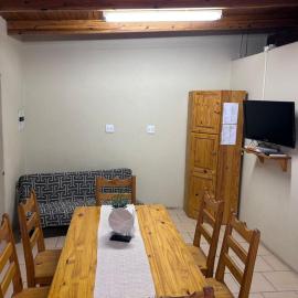 Henties Central Stay, готель у місті Хентіс-Бей