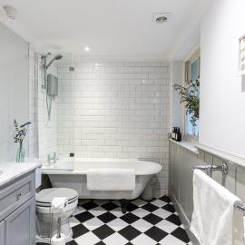 Central Stamford Apartment with private parking