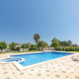 Magalhães Village by LovelyStay، فندق في Santo António da Charneca