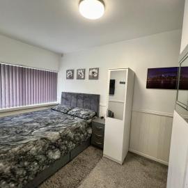 Lovely Double Room with En Suite and separate private entrance Accommodation for 1 Person only, hotel en Kingshurst