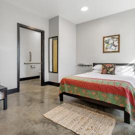 Pet friendly first floor queen room for 2، فندق في باسيفيك