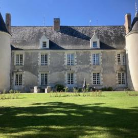 Château des Archevêques avec parc dans un village