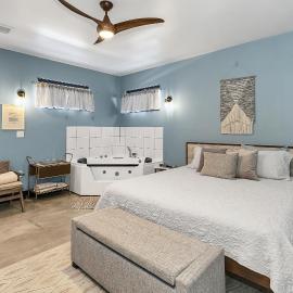 King suite with Jacuzzi West of St Louis، فندق في باسيفيك