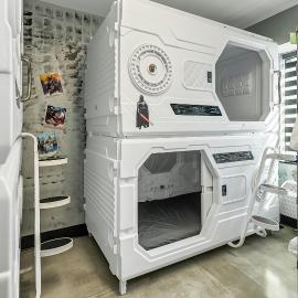 Pacific में, होटल Star Wars themed sleeping pod room for 8