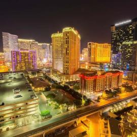 No Resort Fee Strip View Balcony+ Free Valet+ Pool