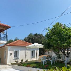 Nefeli House, hotel v mestu Loutsa