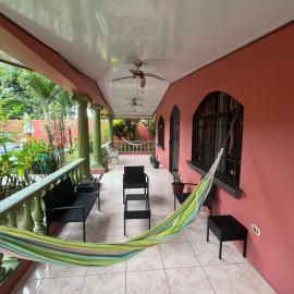 Villa tico House, хотел в Cariari