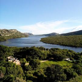 Refúgio na Lapinha com dois chalés, ideais para casal, família ou pequeno grupo de amigos, com acesso privativo à lagoa, caiaques e quadra de beach tennis
