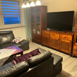 Charmante 2 Zimmer-Wohnung 55qm mit Gartenblick، فندق في Pokrent