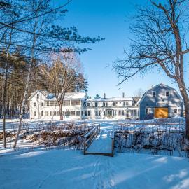 Huge Farmhouse Estate on South Pond with Extreme Privacy: Host Weddings, hotel v mestu Paris