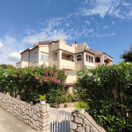 Apartments by the sea Mandre, Pag - 23187, hotel em Kolan