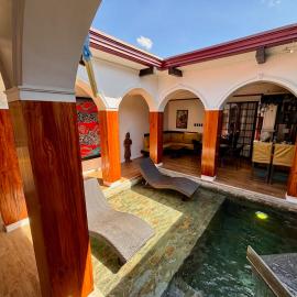 Golden Gorilla Villa with private pool & jacuzzi, hotel en Ángeles