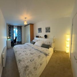 Spacious En-suite Room, Hotel in Clondalkin